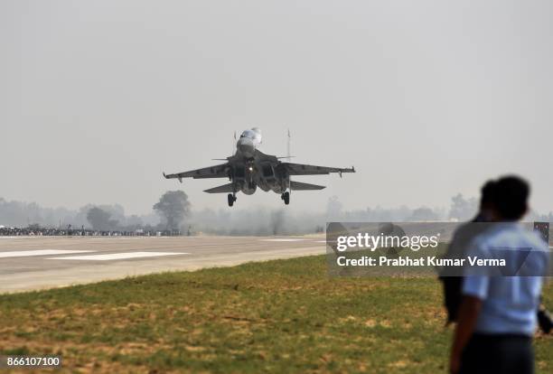 iaf land their fighter plane at lucknow-agra highway - fighter plane photos et images de collection