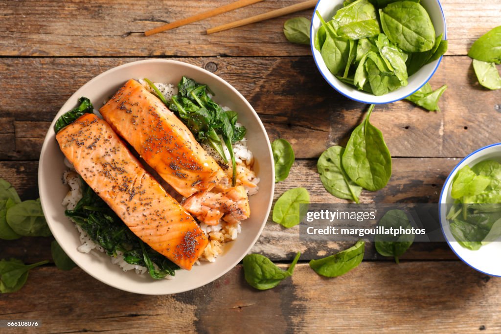 Salmão com espinafre e arroz