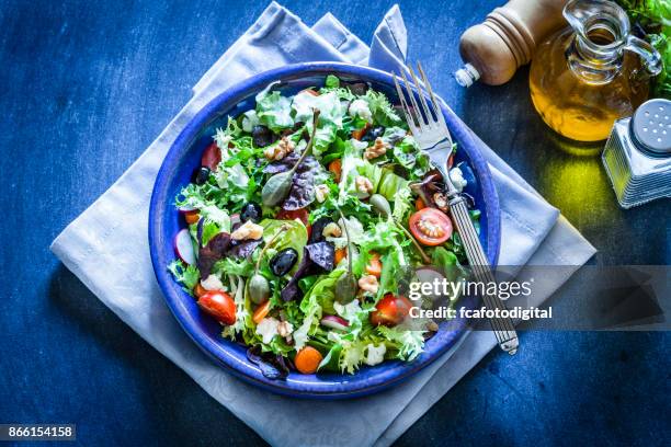 assiette de salade fraîche sur table bleutée - olive noire photos et images de collection
