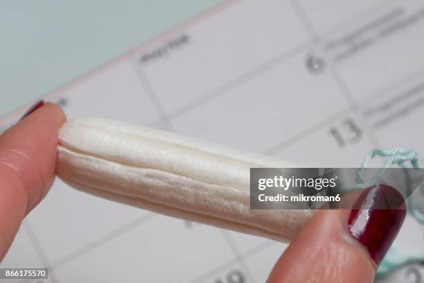 woman holding tampon - girl using tampon stockfoto's en -beelden