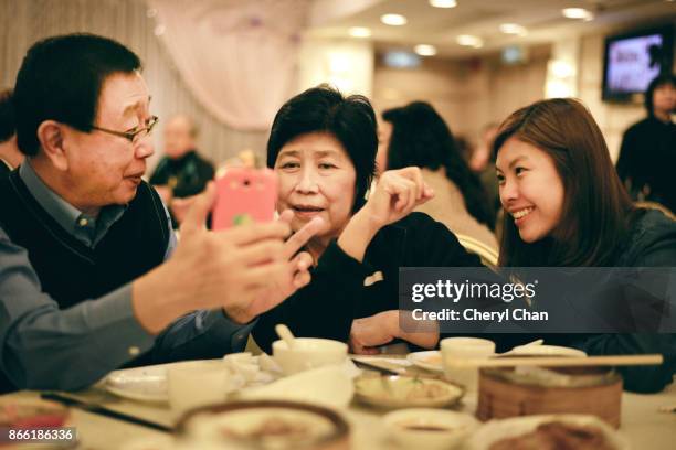 mobile fun - diferença entre gerações - fotografias e filmes do acervo