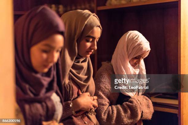 giovani donne musulmane che pregano - velo foto e immagini stock