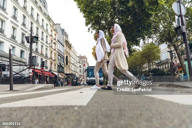 jeunes arabes à paris - millennials moyen-orientale - wedding veil photos et images de collection
