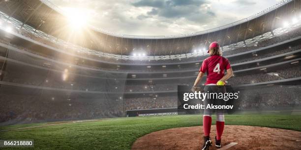 de vrouwelijke speler softbal op een professionele arena - tribune tower stockfoto's en -beelden