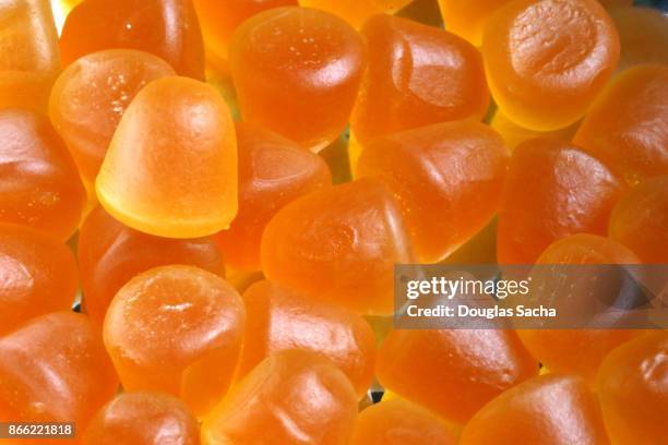full frame soft chew gummy pills - bonbon stock-fotos und bilder