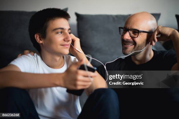 perfekte zeit - vater sohn musik stock-fotos und bilder