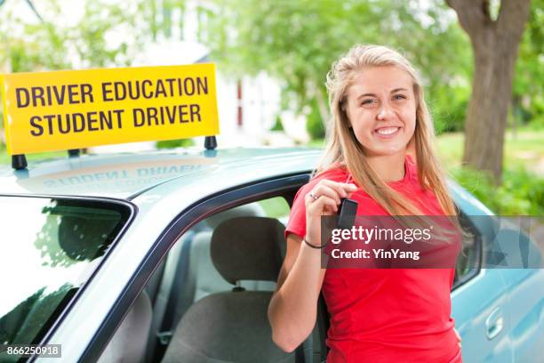 jonge tienermeisje student chauffeur met haar nieuwe auto - naast stockfoto's en -beelden