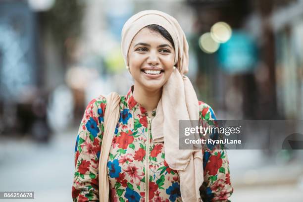 fiduciosa giovane donna musulmana bengalese - cultura del bangladesh foto e immagini stock