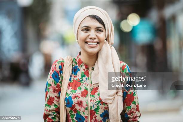 självsäkra bengali muslimska unga kvinnan - bangladeshisk kultur bildbanksfoton och bilder