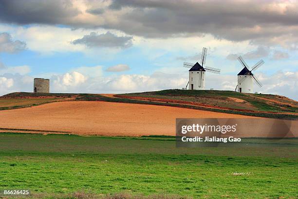 windmills at tembleque - moinho de vento tradicional imagens e fotografias de stock