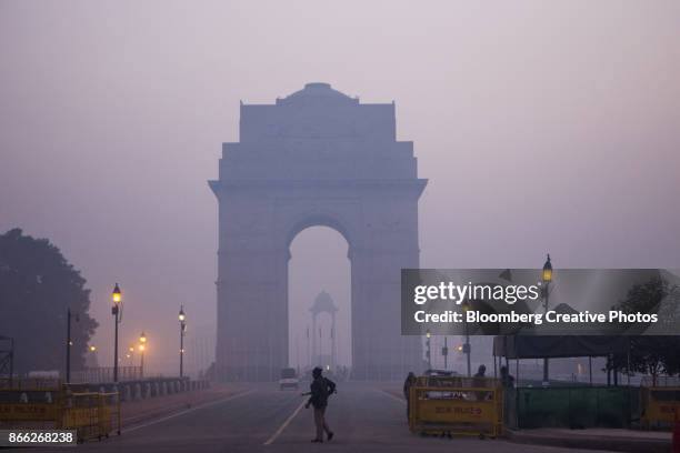 urban smog in delhi - porta da índia imagens e fotografias de stock