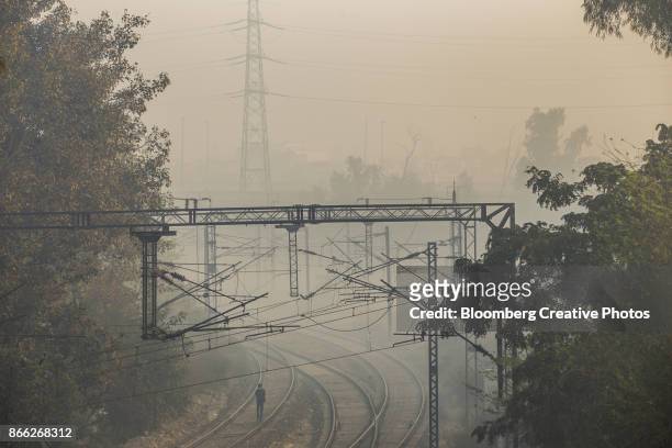 urban smog in india - air pollution delhi stock pictures, royalty-free photos & images
