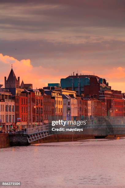 half penny bridge, dublin - dublin stock pictures, royalty-free photos & images