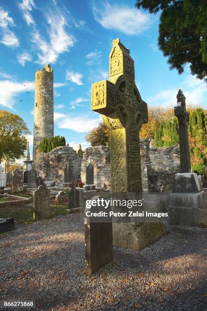 high cross and round tower at monasterboice, county loath, rep. of ireland - irish round tower 個照片及圖片檔