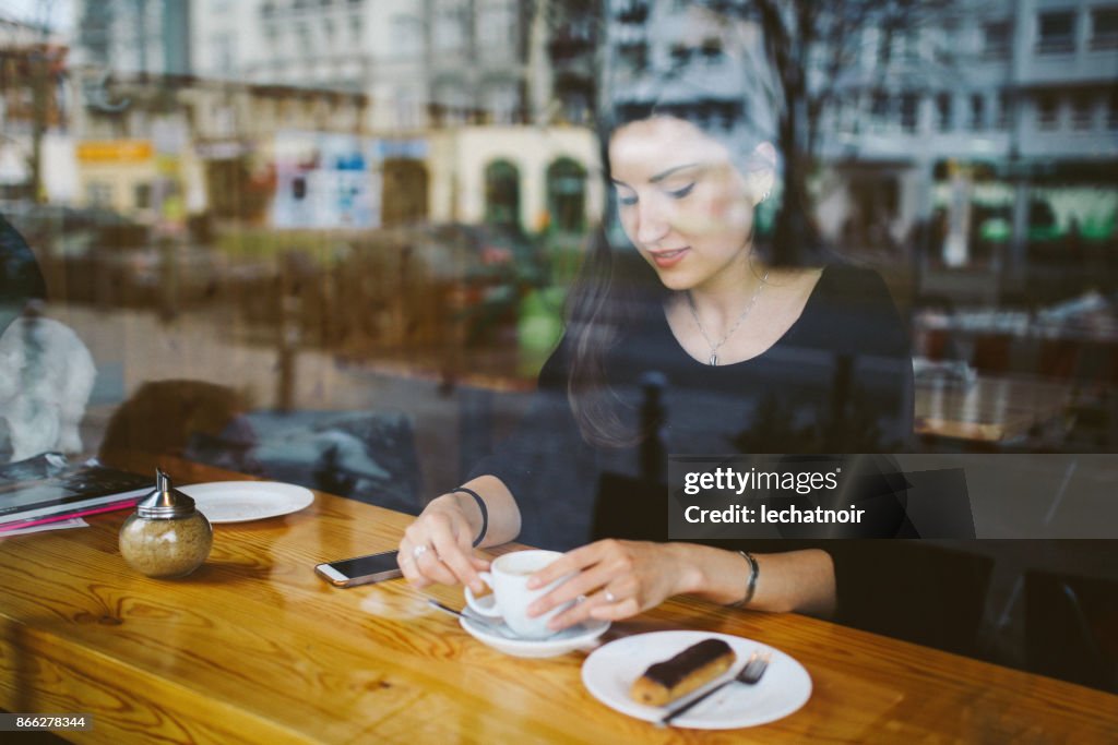 Junge Frau zum Entspannen in einem Café in Berlin