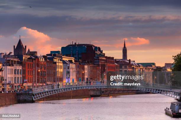 half penny bridge, dublin - dublin city stockfoto's en -beelden