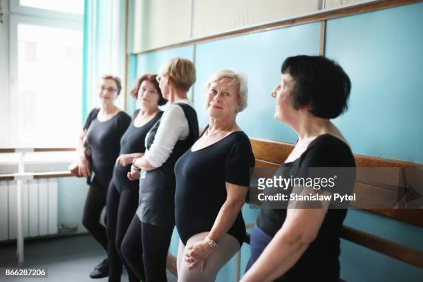women talking after dancing ballet - dance studio fotografías e imágenes de stock
