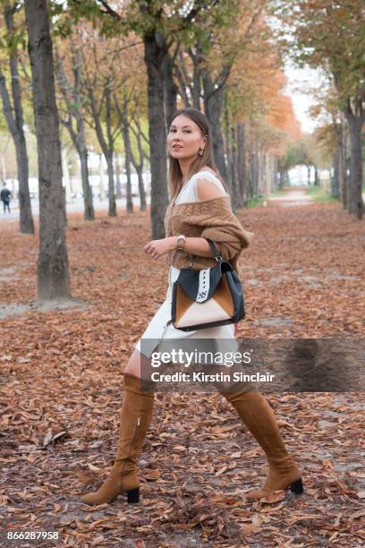 Fashion blogger Angelica Ardasheva wears a Mes Demoiselles sweater, ASOS top, Forever21 skirt, Manurina bag and Zara boots"n day 2 of Paris Womens...