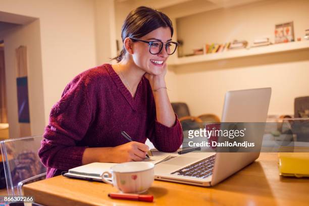 在家工作的年輕女子 - job search 個照片及圖片檔