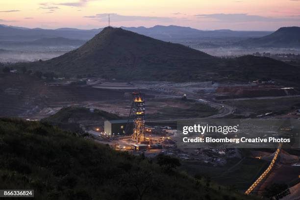 gold mine in the democratic republic of congo - gold mining imagens e fotografias de stock