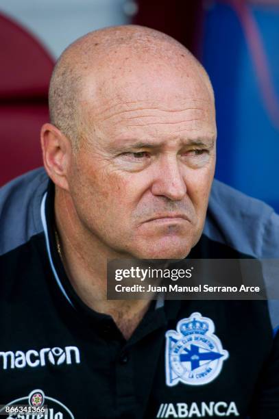 Head Coach Pepe Mel of RC Deportivo La Coruna looks on prior to the start the La Liga match between SD Eibar and RC Deportivo La Coruna at Ipurua...