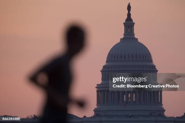 the u.s. capitol in washington, d.c. - federal budget stockfoto's en -beelden