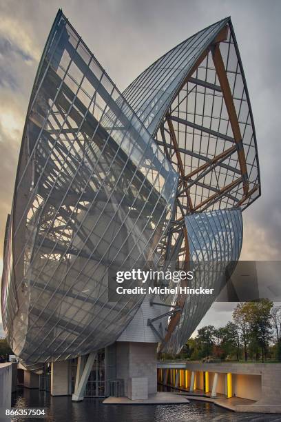 louis vuitton foundation building - fondation louis vuitton stock pictures, royalty-free photos & images