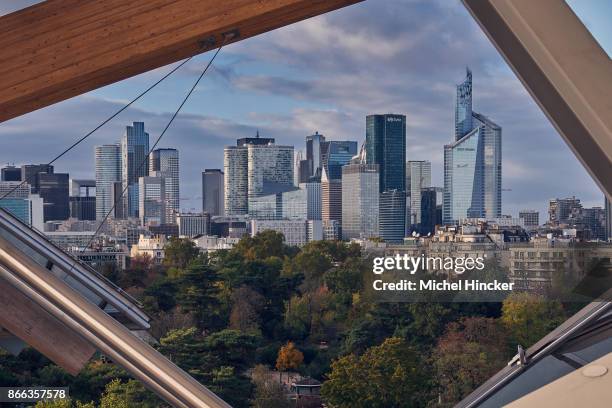 defense district framing - fondation louis vuitton stock pictures, royalty-free photos & images