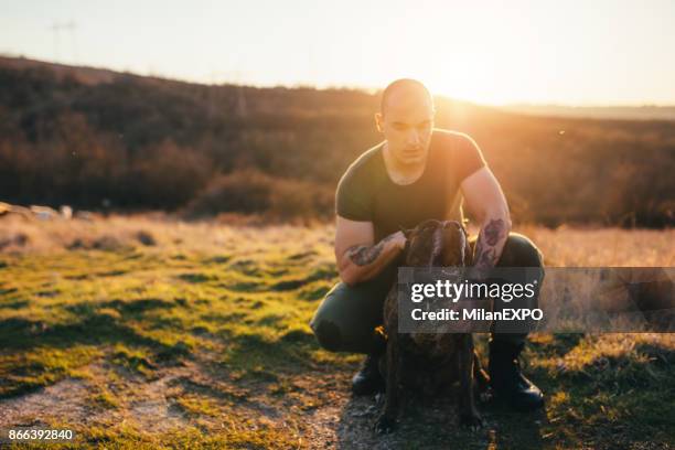 soldat mit seinem pit-bullterrier - hundeartige stock-fotos und bilder