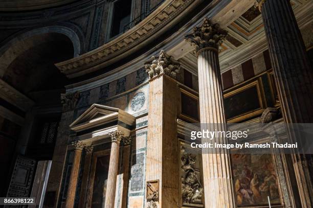 detail of the inside of the pantheon - panthéon photos et images de collection