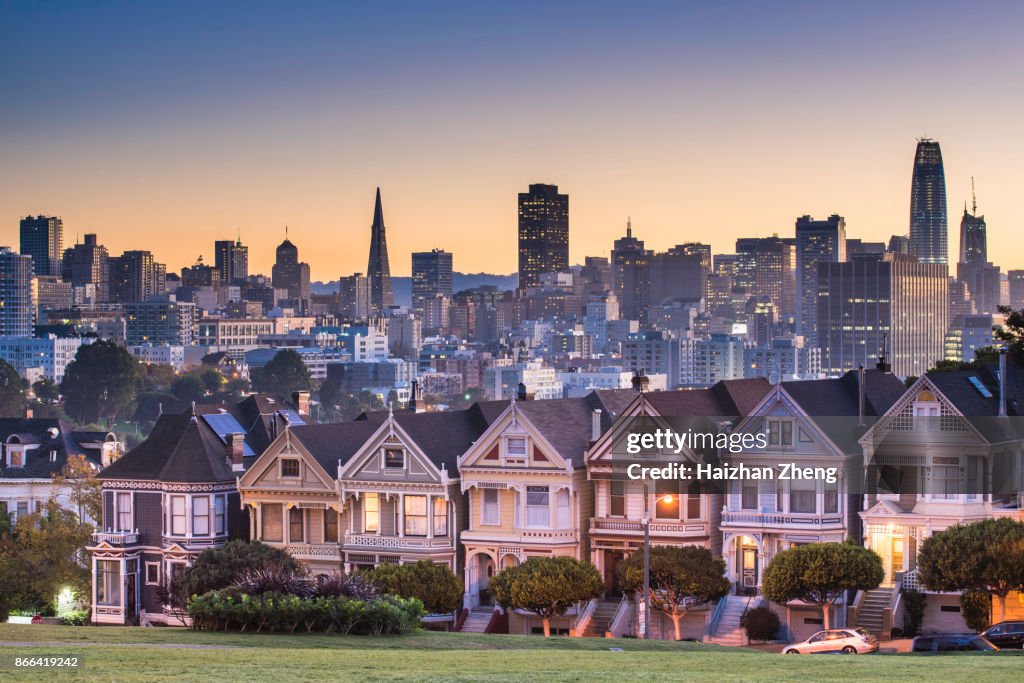 Alamo square y Painted Ladies (Las damas pintadas) con edificios de San Francisco