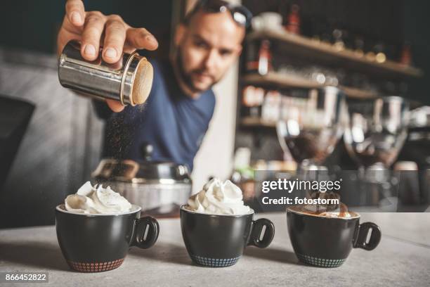 koffie met smaaknuances - beverage with cream stockfoto's en -beelden