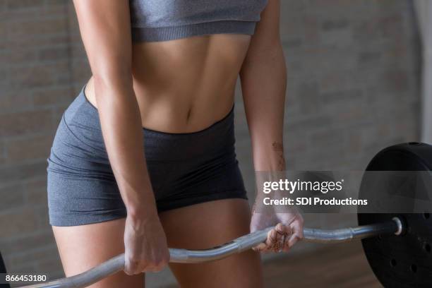atleta donna irriconoscibile che solleva il bilanciere - muscolo addominale foto e immagini stock