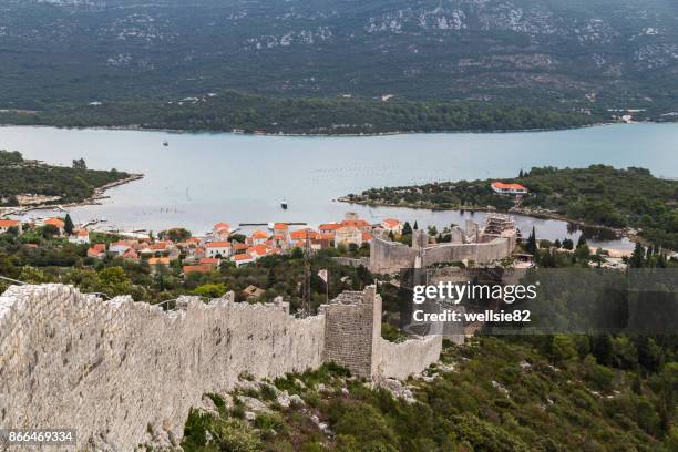 looking down the walls of ston towards mali ston - ston croatia stock pictures, royalty-free photos & images