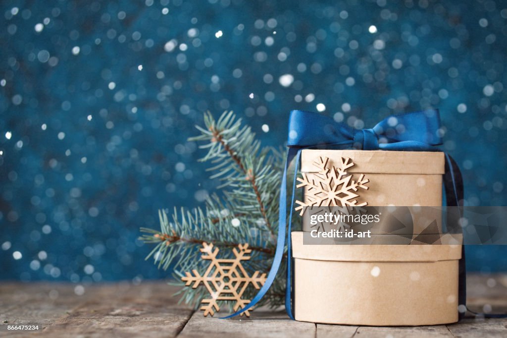 Schönen Urlaub dekoriert Hintergrund mit Weihnachts-Geschenk-Boxen, Tanne. Weihnachten Urlaub Konzept