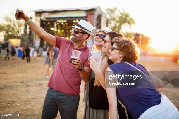 selfie au festival d’été - couple concert photos et images de collection