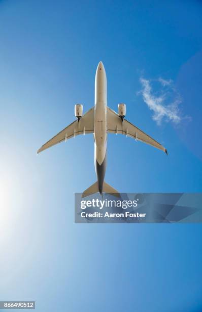 a350-900 directly below - airplane sky - fotografias e filmes do acervo