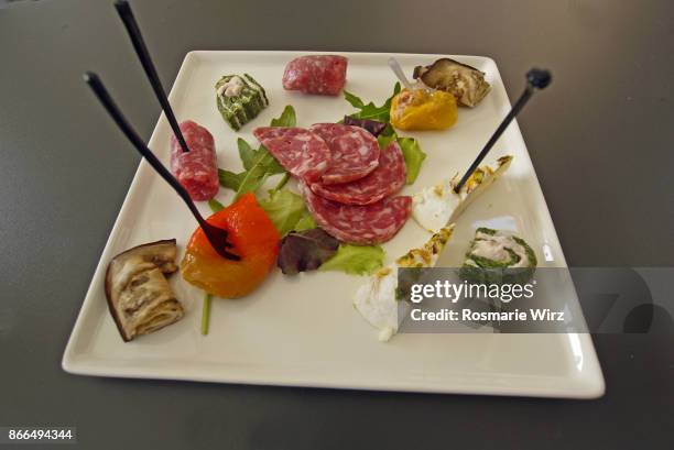 happy hour: square plate with snacks on dark table - alba bildbanksfoton och bilder