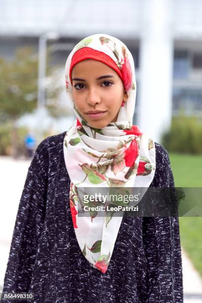 glückliche junge muslimische frauen - nordafrikanischer abstammung stock-fotos und bilder