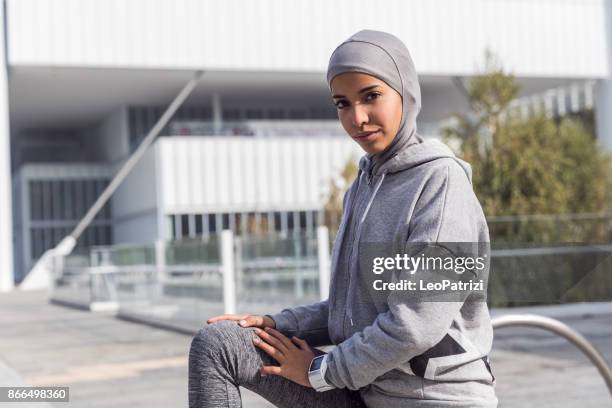 jonge moslimvrouw klaar om te lopen in de stad - hijab young stockfoto's en -beelden