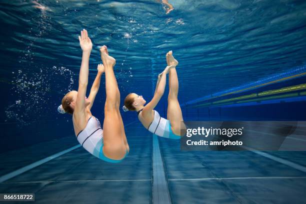 vrouwen in de sport - synchroonzwemmen onderwater schot - synchronized swimming stockfoto's en -beelden