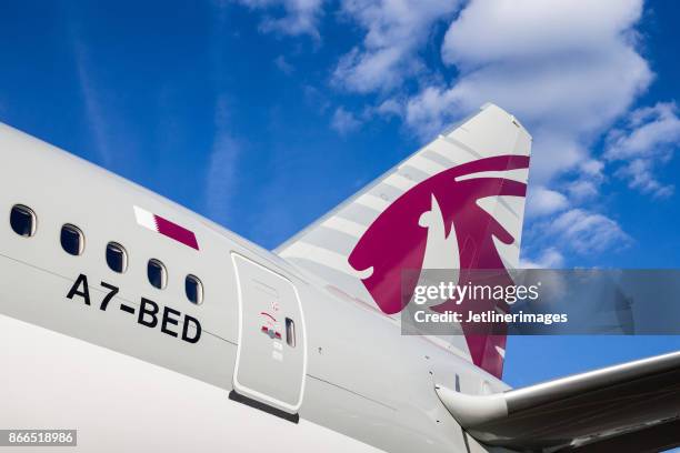 qatar airways cola - airplane tail fotografías e imágenes de stock