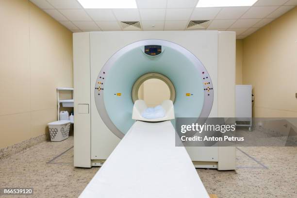 ct (computed tomography) scanner in hospital laboratory. - mri machine stockfoto's en -beelden