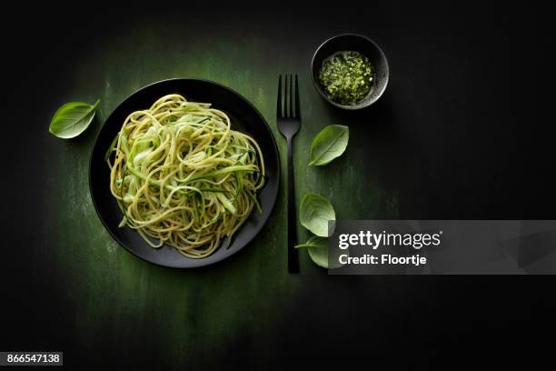 italiaans eten: pesto spaghetti met courgette-stilleven - pestosaus stockfoto's en -beelden