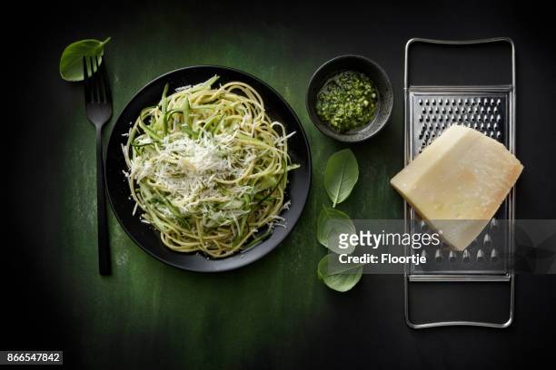 italiaans eten: pesto spaghetti met courgette-stilleven - mergpompoen stockfoto's en -beelden