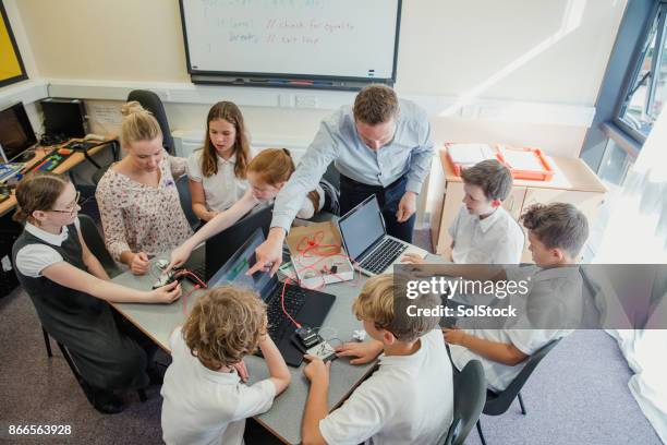 html-codierung lektion in der schule - rendering kinder stock-fotos und bilder