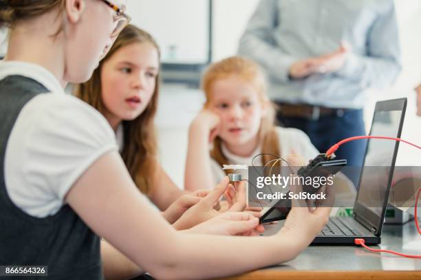 att göra kretsar i skolan med kodning - endast flickor bildbanksfoton och bilder