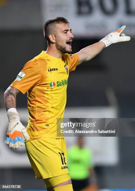 Josip Posavec of US Citta di Palermo gestures during the Serie B match between FC Carpi and US Citta di Palermo on October 24, 2017 in Carpi, Italy.