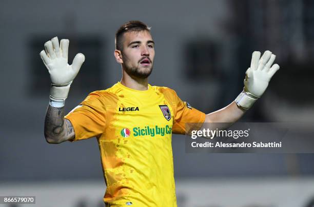 Josip Posavec of US Citta di Palermo gestures during the Serie B match between FC Carpi and US Citta di Palermo on October 24, 2017 in Carpi, Italy.