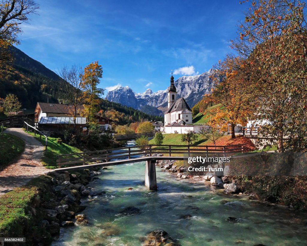 Famosa iglesia de la parroquia St Sebastian en otoño, en Berchtesgaden, Alpes bávaros, Ramsau, Alemania